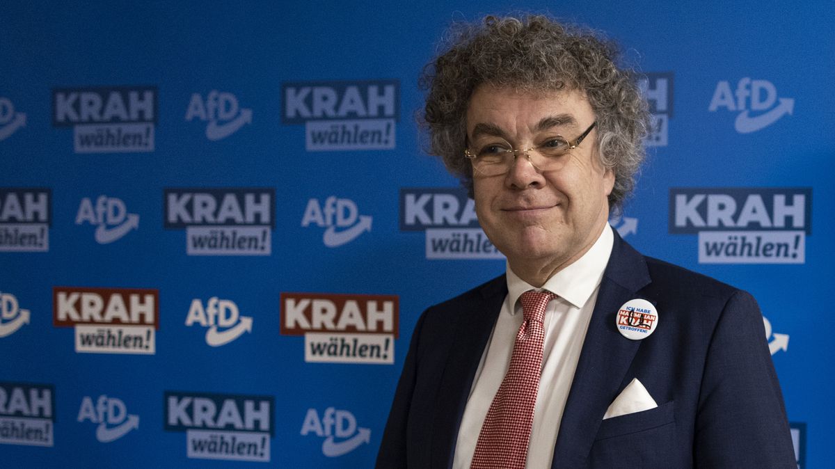 Srazil paty a zvedl pravici. Poslance AfD obvinili kvůli nacistickému pozdravu